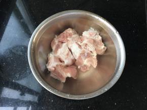 大骨洗净清水泡泡血水，反复清洗干净