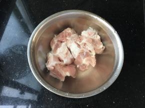 大骨洗净清水泡泡血水，反复清洗干净