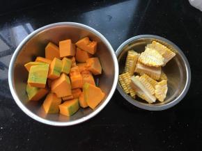 南瓜去皮后洗净切大块，玉米切块待用