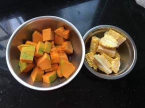 南瓜去皮后洗净切大块，玉米切块待用