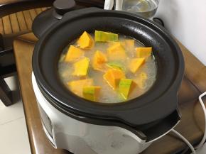 剩三十分钟的时候加入南瓜，再煲十分钟就可以啦