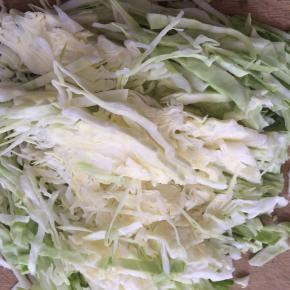 将圆白菜清洗干净，切细丝。