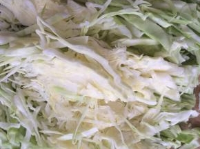 将圆白菜清洗干净，切细丝。