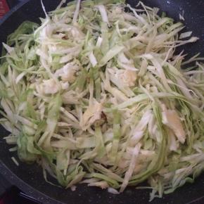 放入圆白菜翻炒。