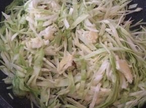 放入圆白菜翻炒。