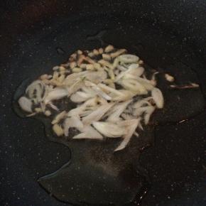 锅内倒入适量食用油，先爆香葱姜末。