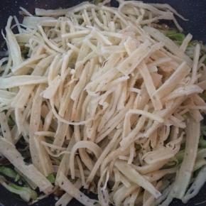 放入饼丝，翻炒均匀。