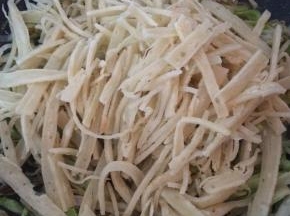 放入饼丝，翻炒均匀。