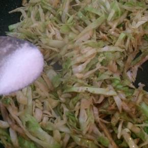 撒少许盐调味。