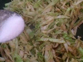 撒少许盐调味。