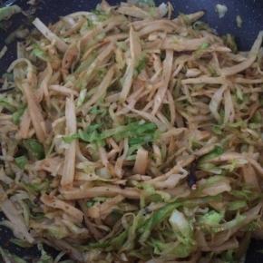 出锅前淋一些醋。