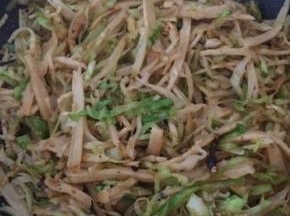 出锅前淋一些醋。