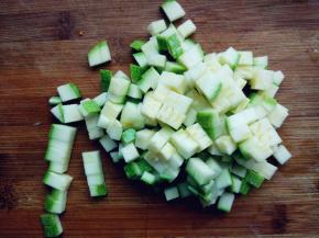 西葫芦洗净，切小丁，胡萝卜切碎。如果是比较嫩的西葫芦，可以不用去籽。西葫芦籽能够缓解脾虚和营养不良的情况，对于一些疲劳和消瘦的人，也是有好处的。