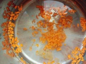 在小锅中加适量水，水中加胡萝卜碎、盐、家乐浓汤宝、少许油和葱花，煮沸。