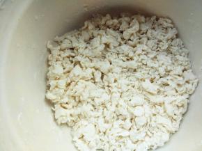 疙瘩拌好了，没有明显的干粉，一粒粒散开，不湿不粘盆。拌疙瘩的过程也就是三五分钟，和汤煮好的时间一致，同时操作能节省时间。如果是新手把握不好时间，可以先煮汤。最好不要先拌疙瘩。因为拌好的疙瘩放置时间太久，会发粘结团。