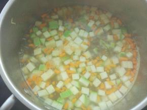 汤煮沸后，将西葫芦丁放入，煮至七八成熟。