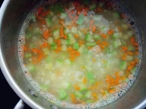 保持中火煮沸状态，下疙瘩，边煮边朝一个方向搅动，不要让相对较重的疙瘩粘在锅底。疙瘩不大，很容易熟，看到没白心就可以了。