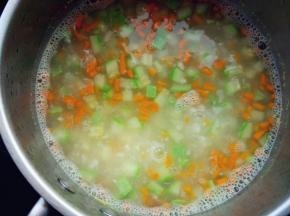 保持中火煮沸状态，下疙瘩，边煮边朝一个方向搅动，不要让相对较重的疙瘩粘在锅底。疙瘩不大，很容易熟，看到没白心就可以了。