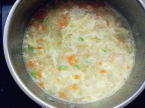 将加盐打散的鸡蛋分次倒入锅中，凝结成蛋花后关火即可。