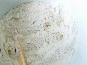 煮汤的同时，将水龙头的水流调成缓慢一滴一滴，中间稍有停顿的状态。不要流得太快，否则疙瘩很大，不容易熟，口感也不好。不停地用筷子来回拌水滴下方盆中的面粉。