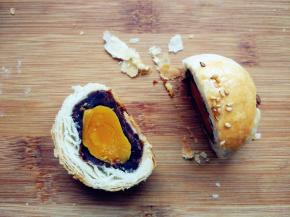 烤至七八分钟左右呢时候，表面刷蛋液，洒少许芝麻。取出后晾凉即可。