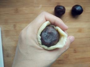 用右手拇指按住馅，左手虎口形成的圈不断旋转着挤压皮，逐渐缩小封口。