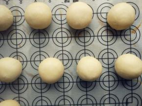 封口捏紧，朝下放置在铺了油纸或硅胶垫的烤盘上。