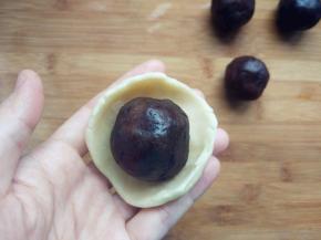 将咸蛋黄球放在上面。