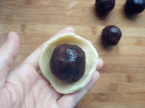 将咸蛋黄球放在上面。