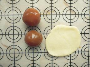 按扁，擀成片。