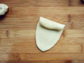 再卷成卷，盖保鲜膜静置饧面10分钟。同时预热烤箱到180度。