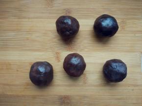 包住咸蛋黄。揉成团备用。