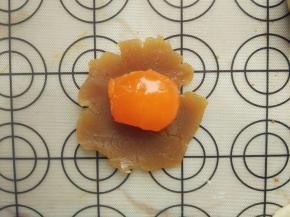 饧面的同时，逐个称量咸蛋黄和豆沙或莲蓉，由于每个蛋黄大小不一，合计每个30克即可。