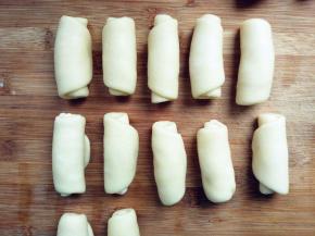 所有的面团都如此处理，盖保鲜膜静置饧面10分钟。