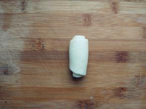 从一端卷起成卷。