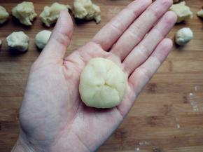 像包包子一样包住，封口朝下。