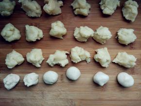 制酥皮：将松弛好的水油皮（大面团）和油酥（小面团）用厨房秤分成若干个，水油皮18克一个，油酥12克一个。