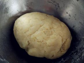 制作水油皮：蛋液留一点儿烤的时候刷在表面上色用，剩的倒在盆中。将面粉，和室温软化的黄油、糖混合。然后逐次少量加入热水，用筷子拌匀后揉成光滑的面团，盖保鲜膜静置饧面20分钟。