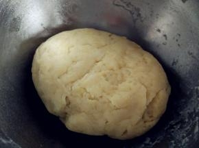 制作水油皮：蛋液留一点儿烤的时候刷在表面上色用，剩的倒在盆中。将面粉，和室温软化的黄油、糖混合。然后逐次少量加入热水，用筷子拌匀后揉成光滑的面团，盖保鲜膜静置饧面20分钟。