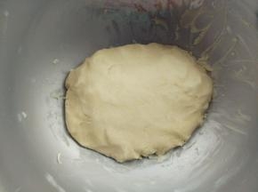 制作油酥：将低筋粉和切成小块的冷冻黄油混合，用手搓揉成团，静置饧面20分钟。