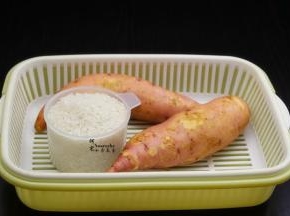 准备食材：大米、番薯；PS：喜欢吃甜的加糖，吃咸的加盐。