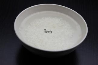 大米洗净，浸泡5分钟；