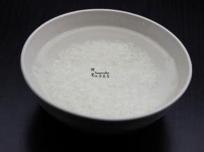 大米洗净，浸泡5分钟；