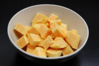 番薯去皮，洗净切块；PS:这种事黄心番薯，是不是很漂亮？