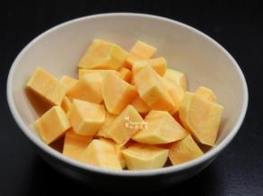 番薯去皮，洗净切块；PS:这种事黄心番薯，是不是很漂亮？