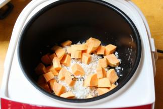 把大米、番薯块，一起倒入电饭锅内；