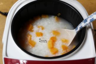 煮好的粥焖3分钟，开盖，放喜欢的调料即可；PS：我喜欢吃原味有番薯的清香。