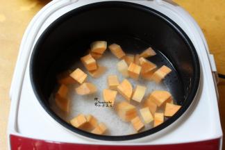 加入适量的水，盖上盖子，按煮粥键约25分钟即可； PS：每个锅的功能不同，煮的时间略有不同。