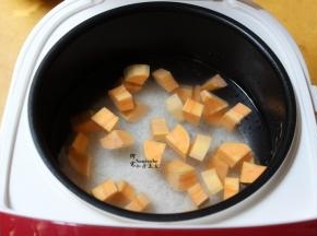 加入适量的水，盖上盖子，按煮粥键约25分钟即可； PS：每个锅的功能不同，煮的时间略有不同。