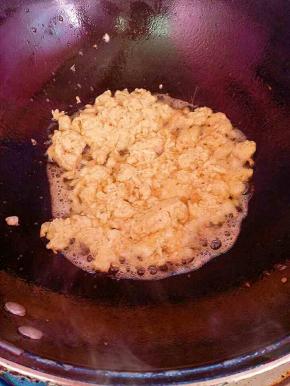 把鸡蛋打散，放入锅中炒至成型，盛出备用。